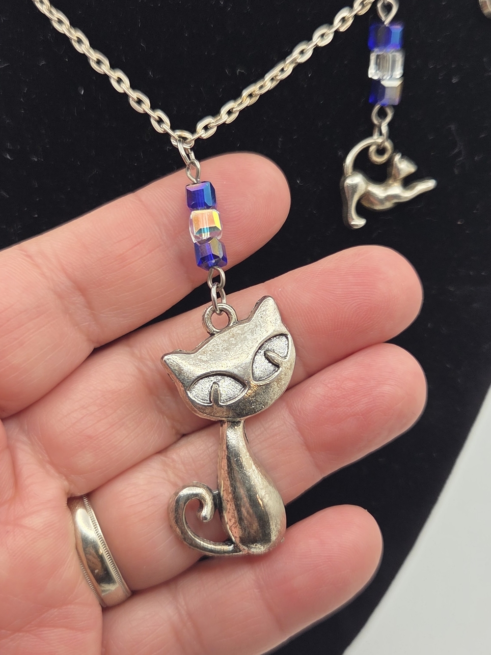 Vintage Whimsical Silver-Tone Multi-Charm Cat & Kitten Dropped Pendant Necklace - Picture 4 of 5